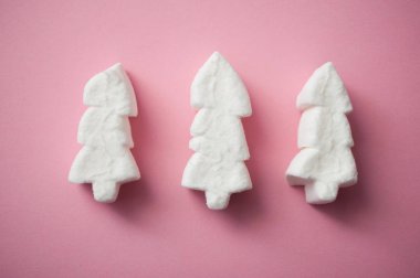 şekilli köknar pembe bir arka plan üzerinde beyaz Marshmallow closeup