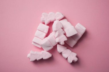 pembe bir arka plan üzerinde şekilli köknar pembe şekerleme closeup