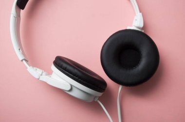 pembe bir arka plan üzerinde beyaz kulaklık closeup