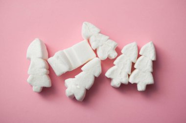 şekilli köknar pembe bir arka plan üzerinde beyaz Marshmallow closeup