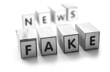 Beyaz arka planda - kavram sahte haber tahta harfleri closeup