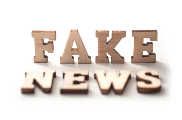 Nahaufnahme Von Holzbuchstaben Auf Weißem Hintergrund Konzept Fake News — Stockfoto