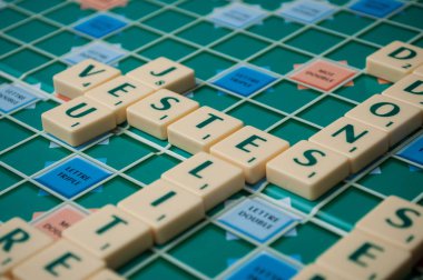 Mulhouse - France - 2 Aralık 2018 - Closeup Scrabble oyununu Plastik harfler 