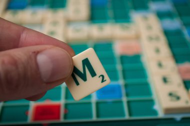 Scrabble oyununu üzerinde elinde 2 Aralık 2018 - plastik portre Mulhouse - Fransa - mektuplar 