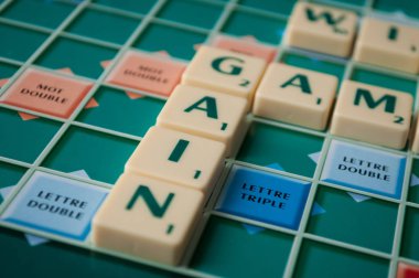 Mulhouse - France - 2 Aralık 2018 - kelime kazanç plastik harflerle Closeup Scrabble oyununu üzerinde 