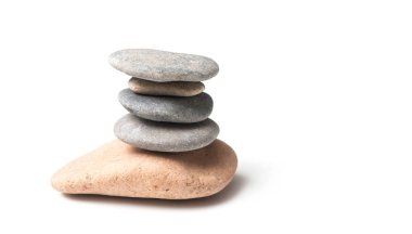 Beyaz arka plan üzerinde taş denge closeup