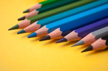 portre sarı zemin üzerine boyama kalemler