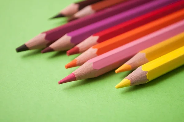 緑の背景の上に彩色鉛筆のクローズ アップ — ストック写真
