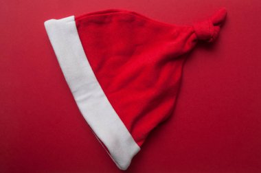 Bebek Noel şapka kırmızı zemin üzerine closeup