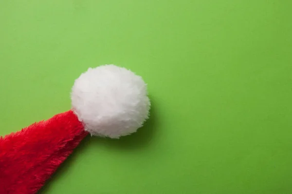 Primer Plano Del Sombrero Navidad Sobre Fondo Verde —  Fotos de Stock