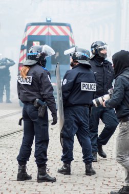 Mulhouse - Fransa - 7 Aralık 2018 - Fransız polisi hareketini aralarında lise öğrencileri isyan sırasında sarı vests