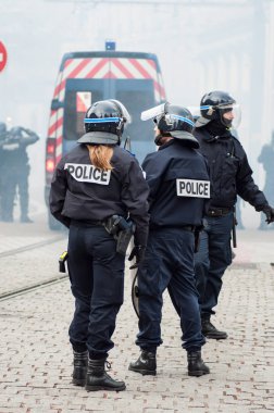 Mulhouse - Fransa - 7 Aralık 2018 - Fransız polisi hareketini aralarında lise öğrencileri isyan sırasında sarı vests