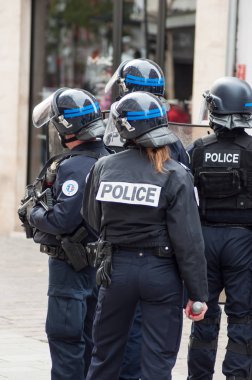 Mulhouse - Fransa - 7 Aralık 2018 - Fransız polisi hareketini aralarında lise öğrencileri isyan sırasında sarı vests