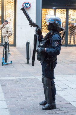 Mulhouse - Fransa - 7 Aralık 2018 - Fransız polis Sarı yelek hareketi aralarında lise öğrencileri isyan sırasında yaya sokakta duran el bombası atma