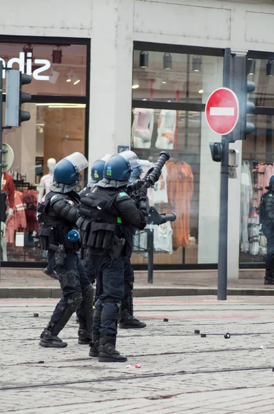 Mulhouse Frankrike December 2018 Franska Poliser Med Kasta Granater Upplopp — Stockfoto