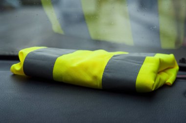 kontrol panelinde araba sembol Sarı yelek hareketinin Sarı yelek closeup 
