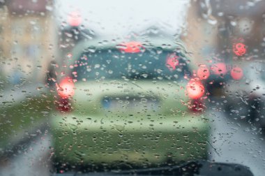 arka plan bulanık arabalar ile cama closeup yağmur damla