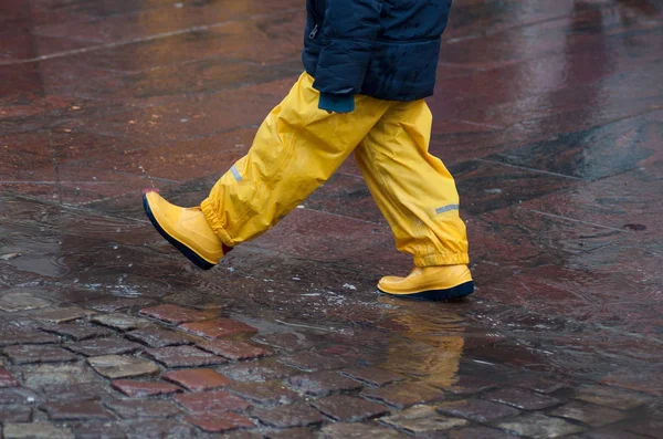 Nahaufnahme Eines Jungen Der Mit Gelben Stiefeln Einer Wasserpfütze Spielt — Stockfoto