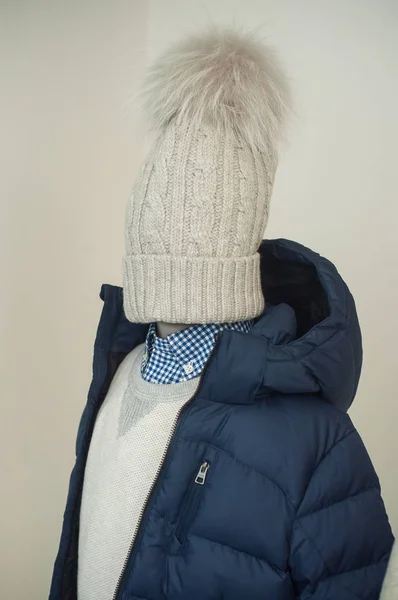 时装店陈列室人体模型上的蓝色冬衣和羊毛帽子特写镜头 — 图库照片