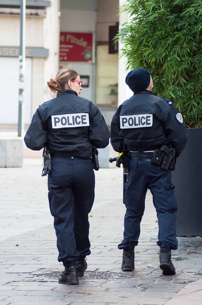 Mulhouse França Dezembro 2018 Dois Policiais Nacionais Uma Policial Patrulhando — Fotografia de Stock