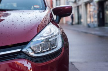 Mulhouse - Fransa - 9 Aralık 2018 - closeup açık ışık kırmızı Renault Clio sokakta park.