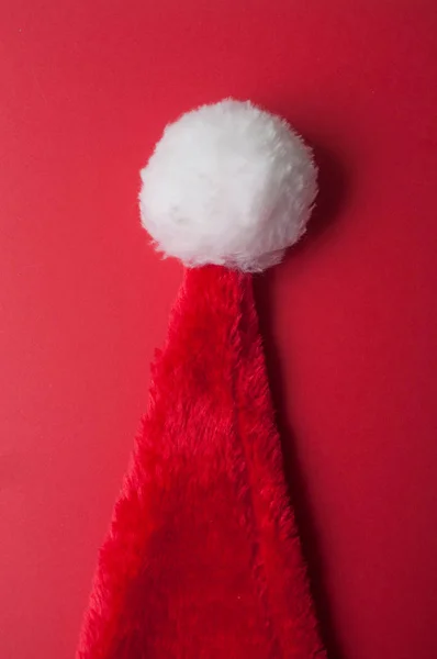 赤の背景にクリスマス帽子のクローズ アップ — ストック写真