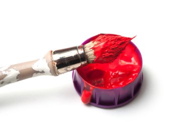 fırça beyaz zemin üzerine kırmızı boya closeup