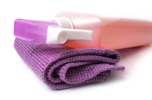Zbliżenie Fioletowy Czyszczenie Butelki Ręcznikiem Spray Białym Tle — Zdjęcie stockowe