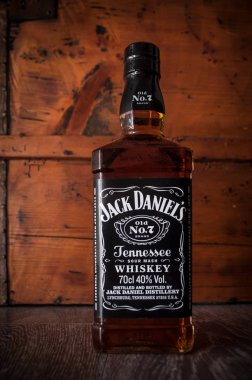 Mulhouse - Fransa - 12 Aralık 2018 - geleneksel Jack Daniels cam şişe viski Closeup vintage ahşap zemin üzerine