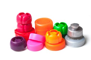 Beyaz arka plan üzerinde geri dönüşüm için portre renkli plastik fişleri