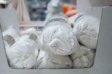 Yatak çarşafları Beyaz dizi closeup dekorasyon mağaza rulo