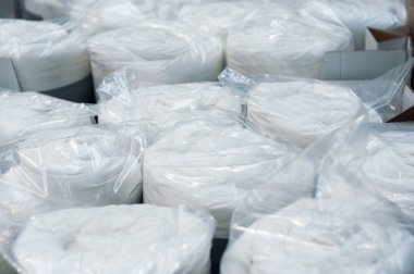 Yatak çarşafları Beyaz dizi closeup dekorasyon mağaza rulo