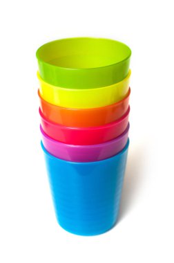 Beyaz arka plan üzerinde renkli bebek plastik bardak seti 