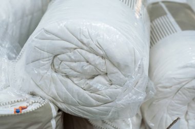 Yatak çarşafları Beyaz dizi closeup dekorasyon mağaza rulo