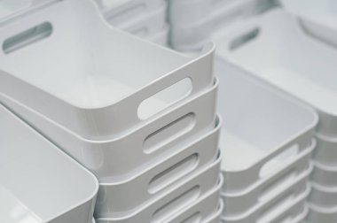 beyaz plastik kutular küme dekorasyon mağaza içinde closeup