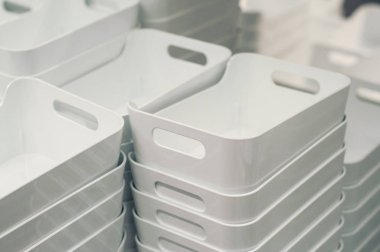 beyaz plastik kutular küme dekorasyon mağaza içinde closeup