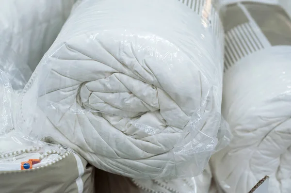 Yatak Çarşafları Beyaz Dizi Closeup Dekorasyon Mağaza Rulo — Stok fotoğraf