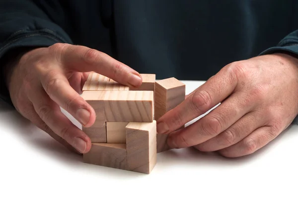 Primer Plano Mano Del Hombre Con Rompecabezas Madera Sobre Fondo — Foto de Stock