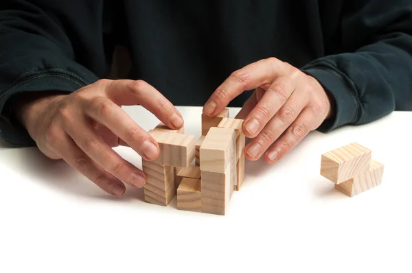 Primer Plano Mano Del Hombre Con Rompecabezas Madera Sobre Fondo — Foto de Stock