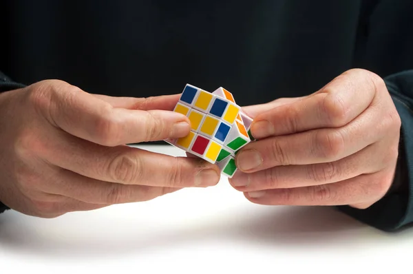 Mulhouse Francia Diciembre 2018 Cubo Rubik Mano Del Hombre Sobre — Foto de Stock