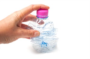 Beyaz arka plan üzerinde geri dönüşüm için adam elinde ezilmiş plastik şişe closeup 