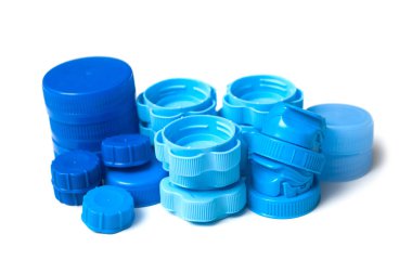 Beyaz arka plan üzerinde geri dönüşüm için mavi plastik fişli closeup