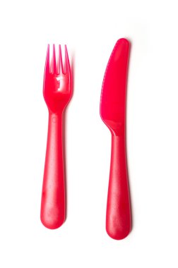 Kırmızı bebek plastik çatal ve bıçak beyaz arka plan üzerinde set 