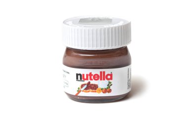Mulhouse - Fransa - 19 Aralık 2018 - beyaz arka plan üzerinde mini Nutella konteyner Closeup