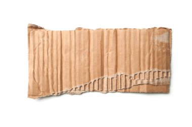 Beyaz arka plan üzerinde yırtık karton parçası closeup 