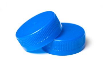 Beyaz arka plan üzerinde geri dönüşüm için mavi plastik fişli closeup