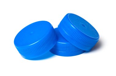 Beyaz arka plan üzerinde geri dönüşüm için mavi plastik fişli closeup