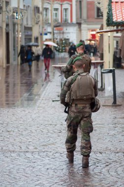 Mulhouse - Fransa - 23 Aralık 2018 - Noel piyasasında askeri devriye grubu 