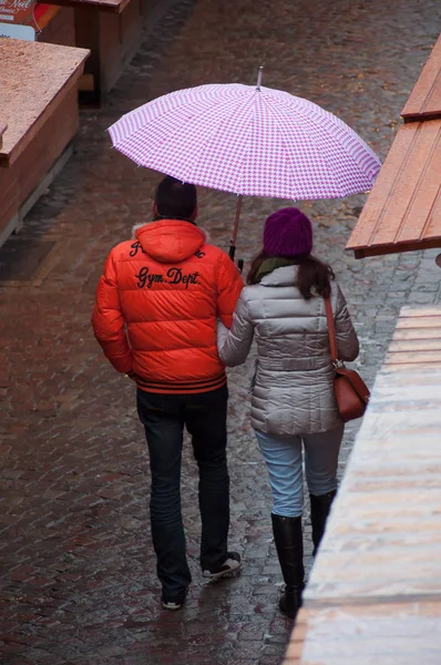 Mulhouse Frankrijk December 2018 Portret Van Het Paar Lopen Met — Stockfoto