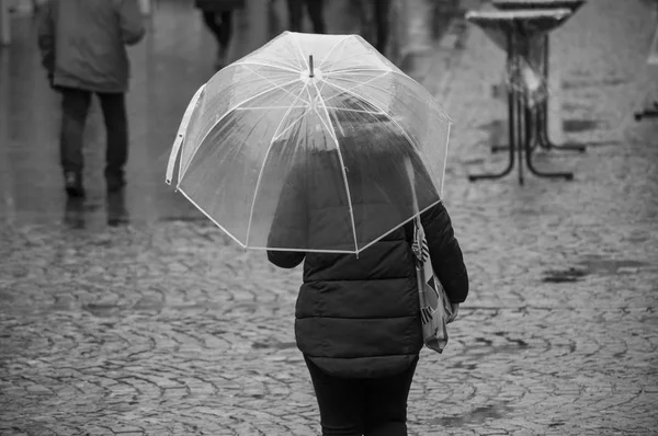 Retrato Mulher Andando Com Guarda Chuva Transparente Rua Pedonal — Fotografia de Stock